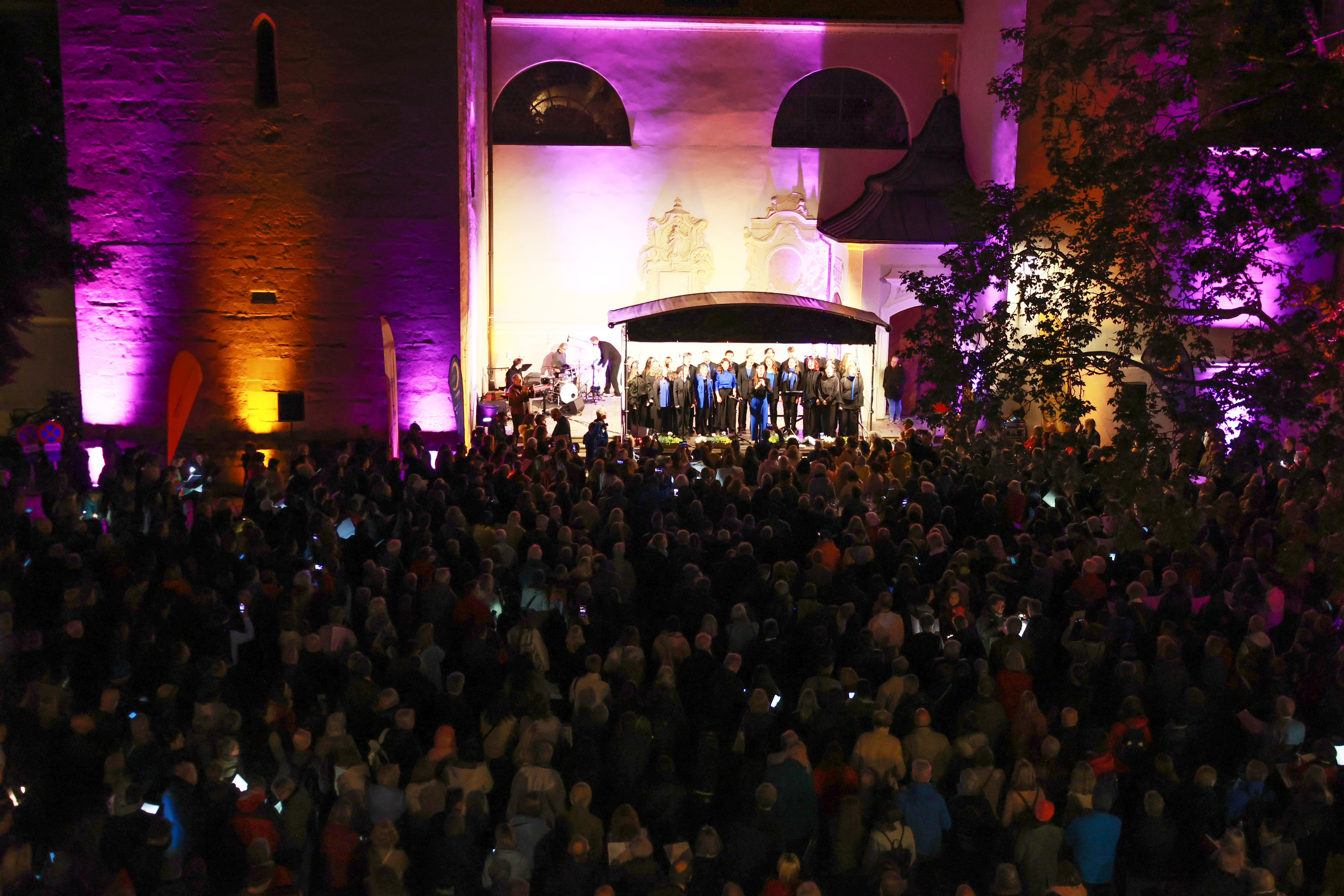 Großartiger Open-Air-Abschluss am Pfarrplatz mit rund 4.000 Singbegeisterten.