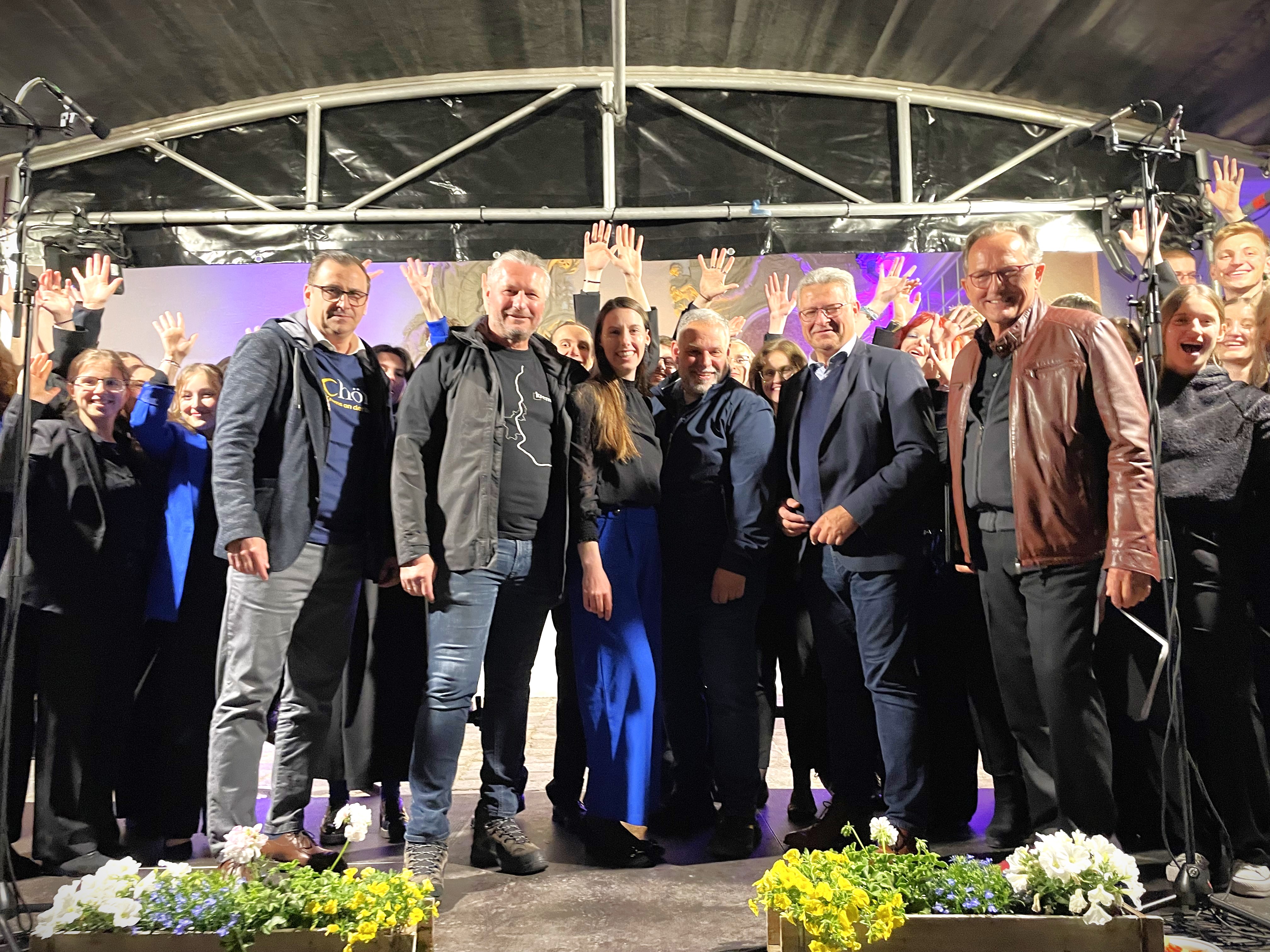 Krönender Abschluss war das gemeinsame Singen am Pfarrplatz. Im Bild: Harald Froschauer, Geschäftsführer der Volkskultur Niederösterreich, der Bürgermeister von Krems Peter Molnar, Sara Glanzer, Leiterin des Landesjugendchor Niederösterreich, Stadtrat Martin Sedelmaier, Kulturchef Hermann Dikowitsch und Chorleiter und Moderator des Abends Erhard Mann vor dem Landesjugendchor Niederösterreich.