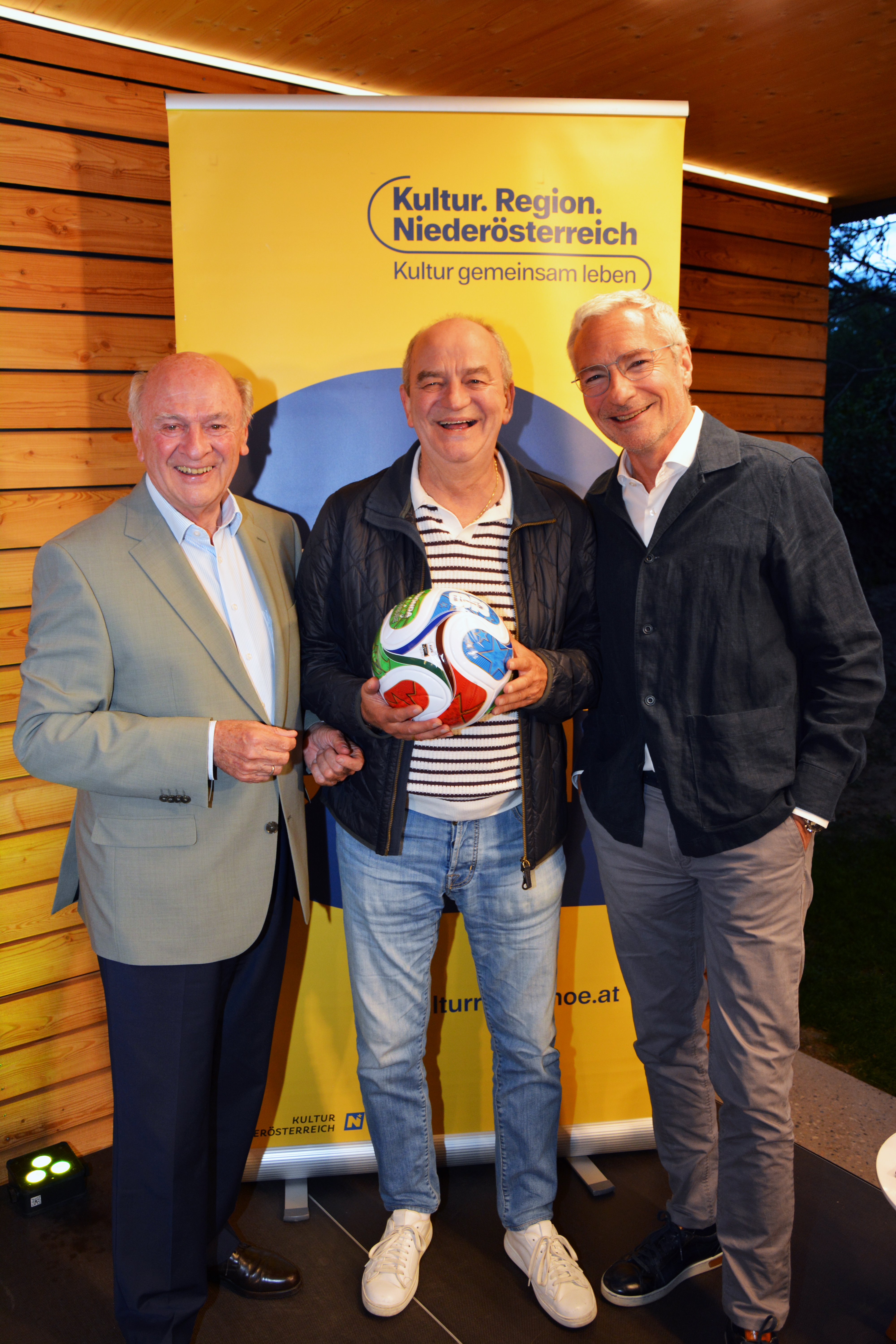 Erwin Pröll, Herbert Prohaska und Rainer Pariasek beim Gespräch "Sie erzählen, was sie erlebten" im Kulturpavillon Brandlhof in Radlbrunn.
