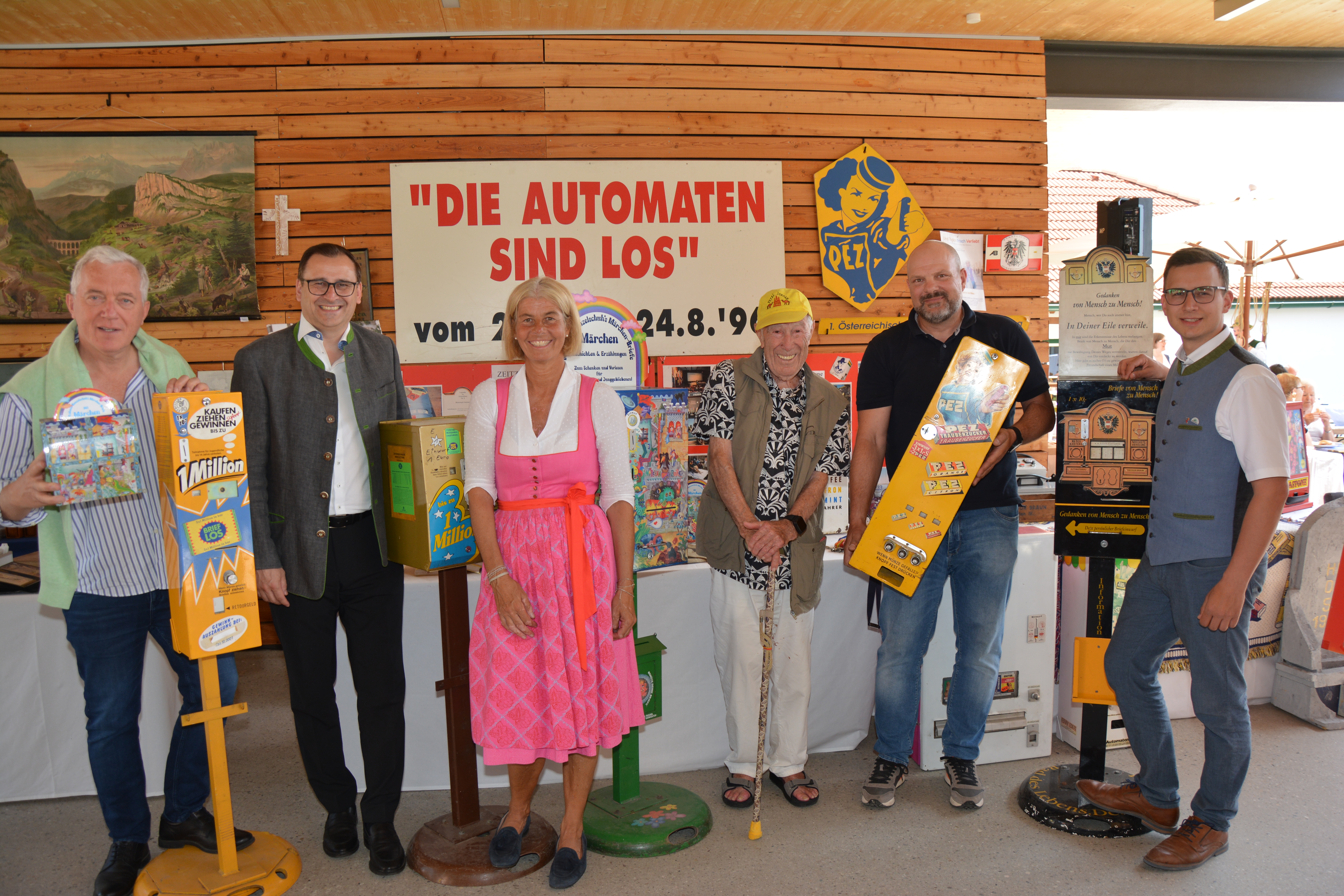 Martin Lammerhuber, Holdinggeschäftsführer der Kultur.Region.Niederösterreich, Harald Froschauer, Geschäftsführer der Volkskultur Niederösterreich, Standortleiterin Brandlhof Doris Buchmann, Automatenpionier Ferry Ebert, Mario Jirout und Bürgermeister Stefan Schröter beim Nostalgiemarkt. am 31. Mai in Radlbrunn.