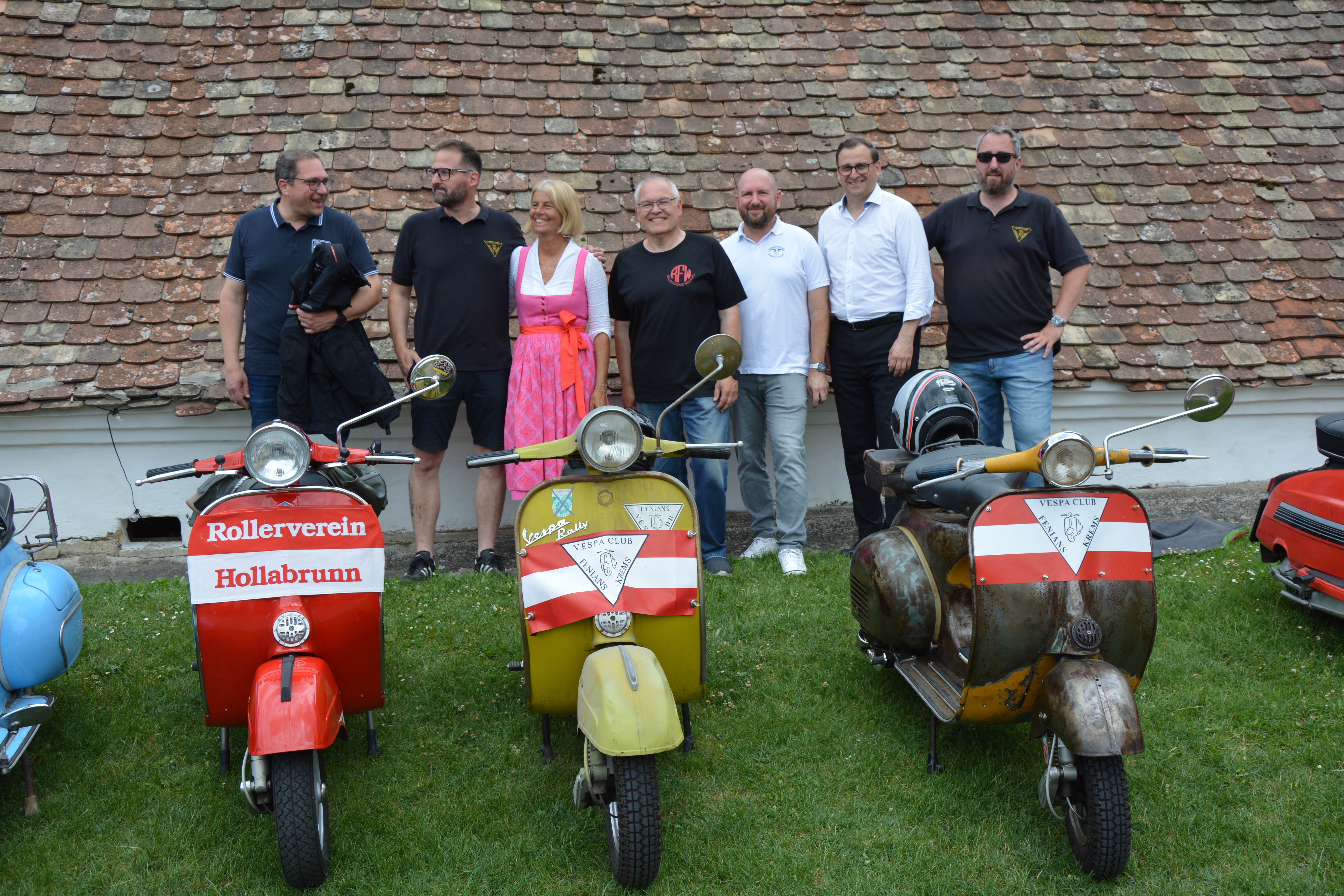 Der Vespa-Club Fenians Krems sorgte mit Vespa-Freunden aus ganz Niederösterreich für einen erstklassigen Vespa-Corso und viel Freude bei den Vespa-Fans im Publikum.Der Vespa-Club Fenians Krems sorgte für nostalgische Stimmung mit einem Corso.