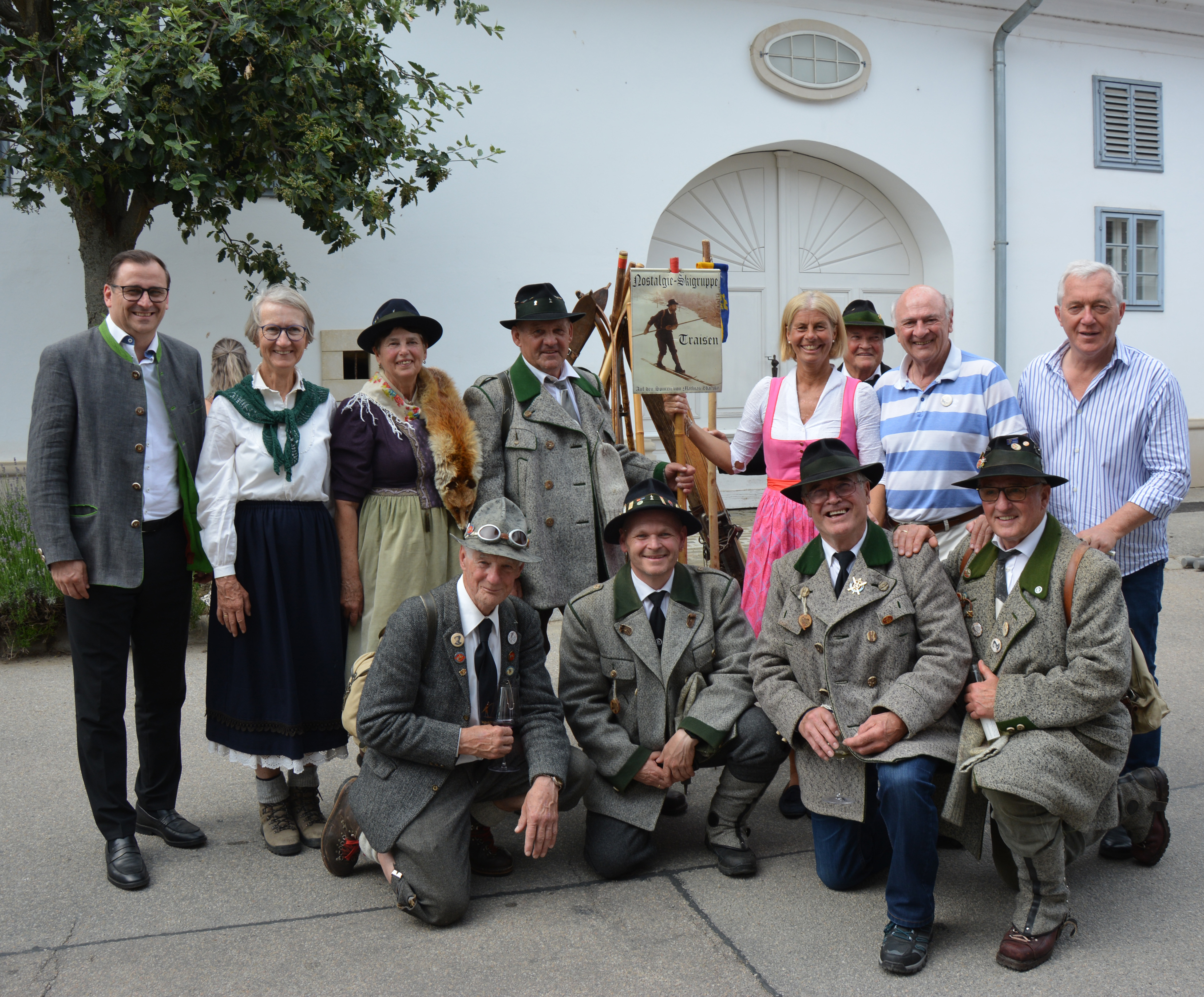 Harald Froschauer, Geschäftsführer der Volkskultur Niederösterreich, Standortleiterin Doris Buchmann, Landeshauptmann a.D. Erwin Pröll und Martin Lammerhuber mit der Nostalgie-Skigruppe Traisen.
