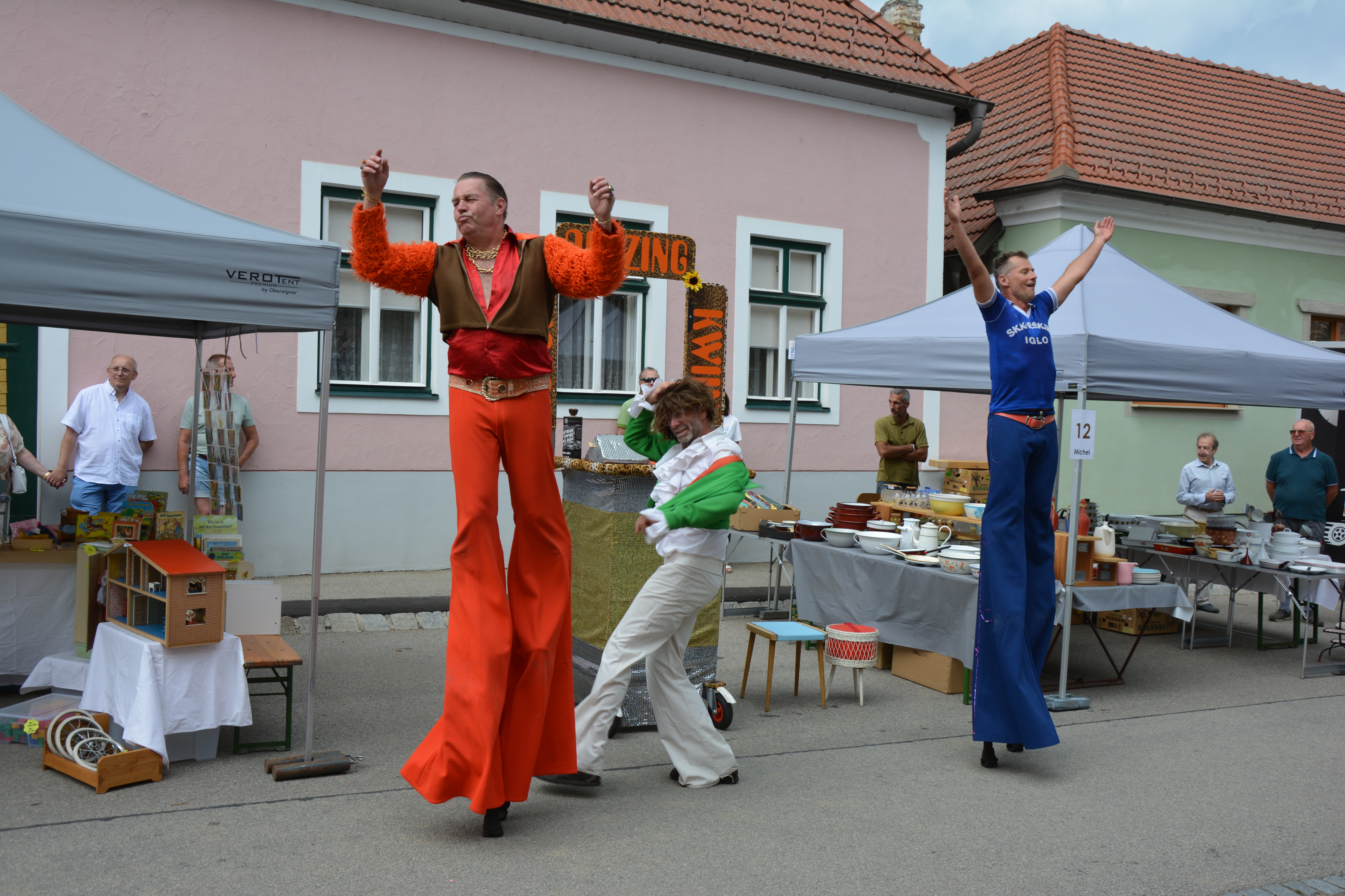 Straßenkünstler von Theater Irrwisch beim 2. NÖ Nostalgiemarkt.