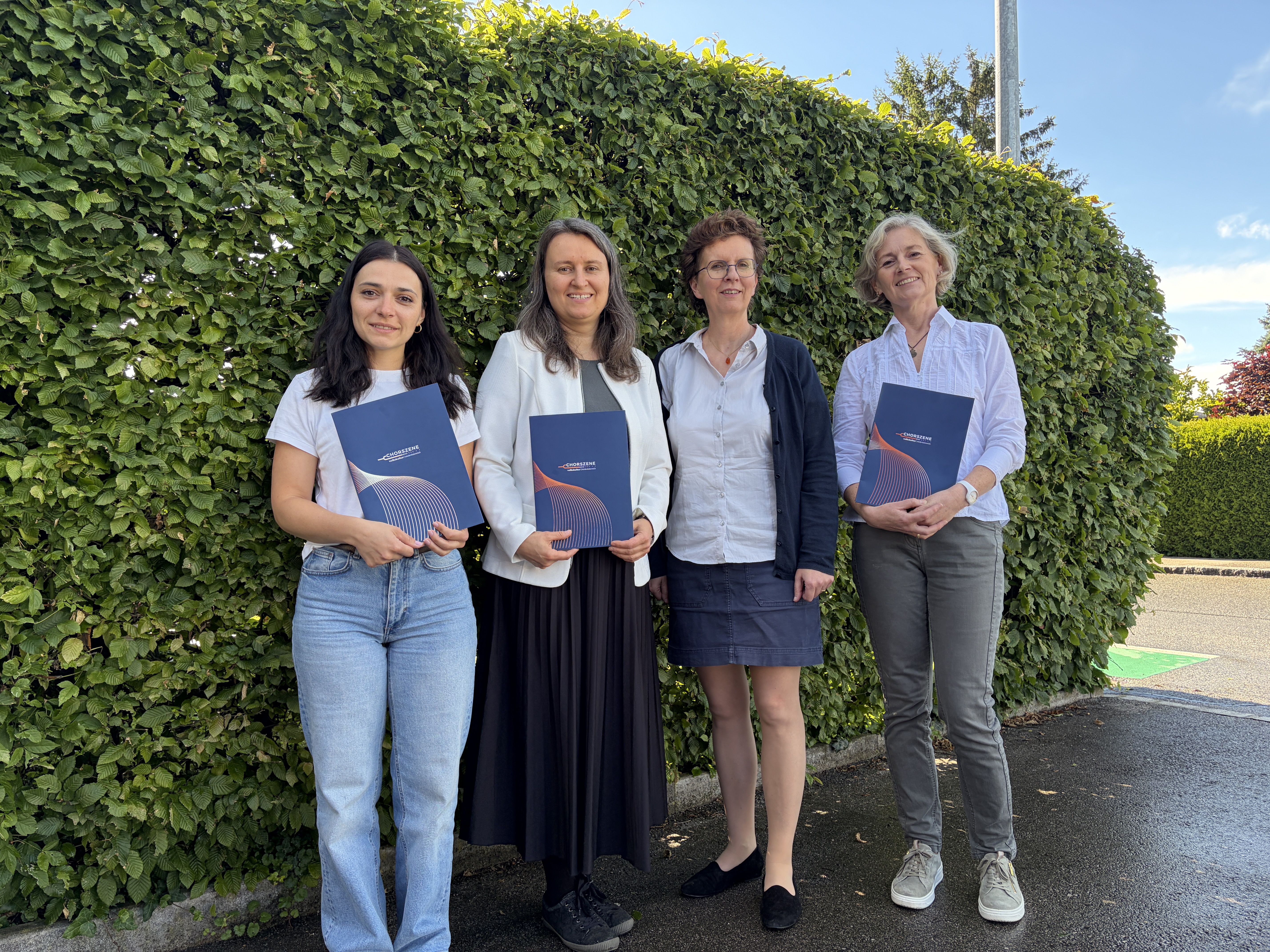 Absolventen des Chorleitungslehrgangs chor.leiten intenso, Standort Blindenmarkt, mit ihrer Lehrgangsleiterin Ulrike Weidinger. v.l.n.r Barbara Heigl, Nora Arpa-Floder, Ulrike Weidinger, Gundi Leichtfried.