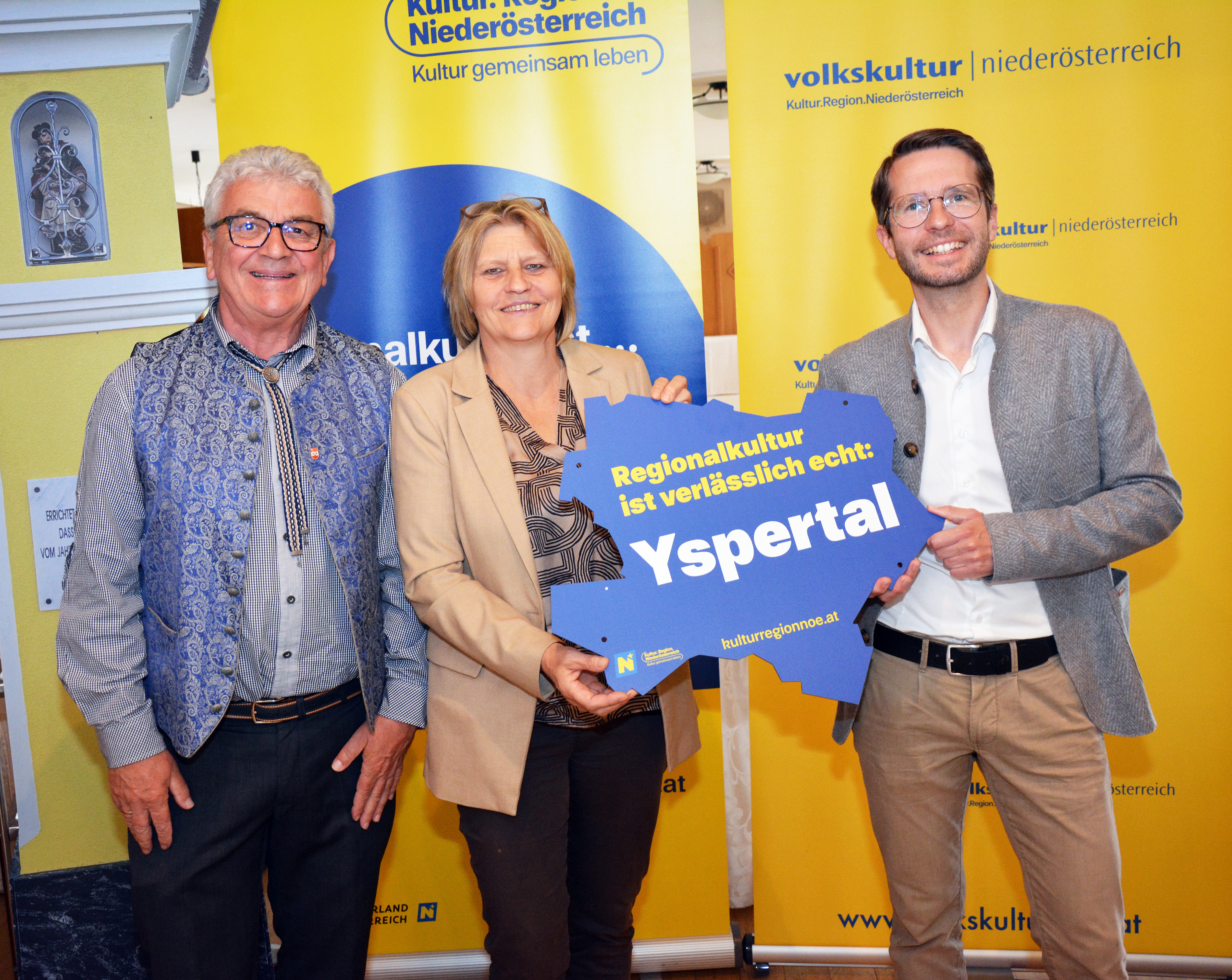 Überreichten der Bürgermeisterin von Yspertal im Rahmen des Redakteurstreffen marterl.at die Plakette „Regionalkultur ist verlässlich echt“, Chefredakteur marterl.at Erich Köberl und Volkskultur Niederösterreich-Prokurist Stefan Ostermann.