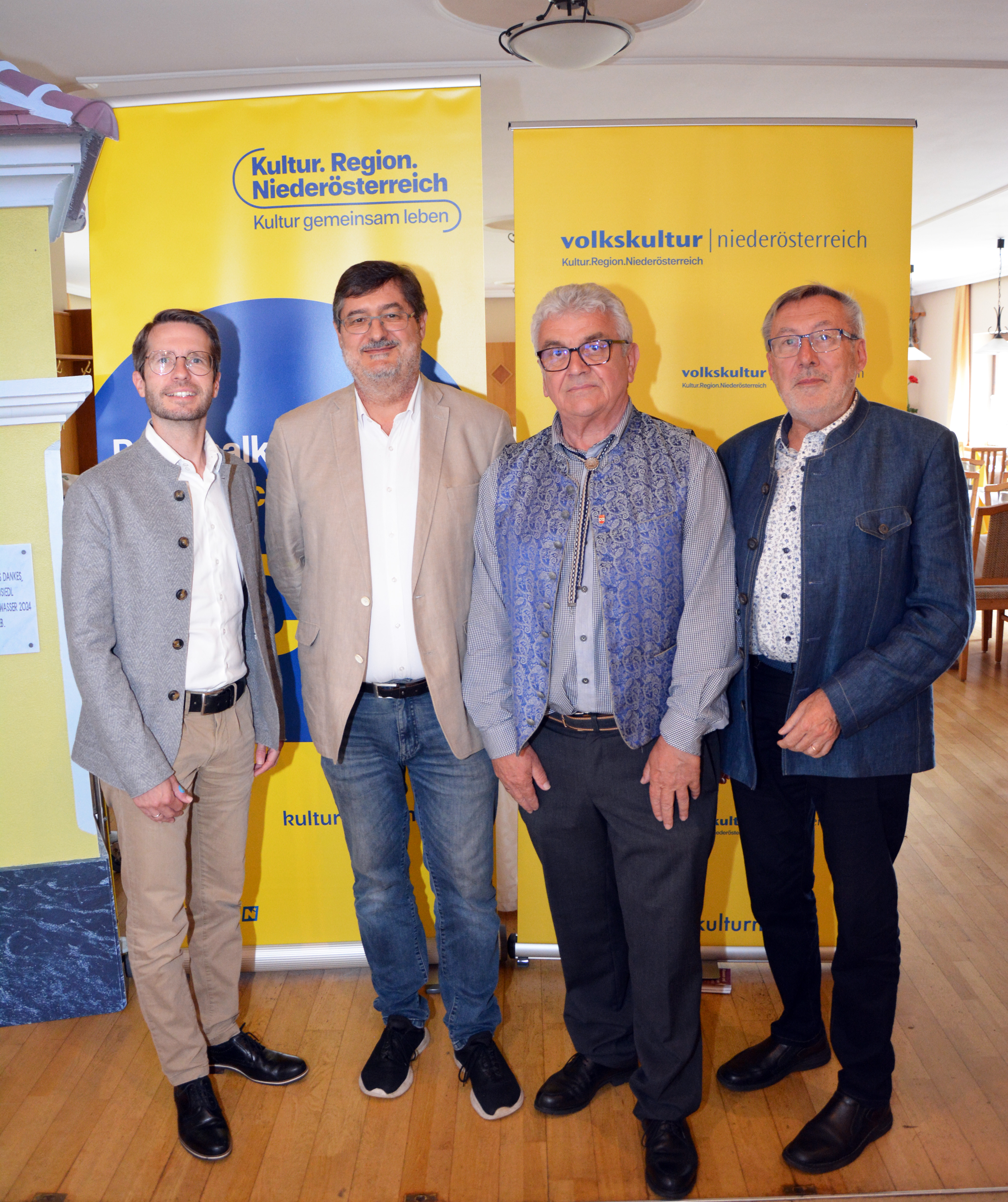 Das Redakteurstreffen in Altenmarkt im Yspertal: mit Prokurist der Volkskultur Niederösterreich Stefan Ostermann, Vortragender Wolfgang Strasser, Chefredakteur marterl.at Erich Köberl und Leiter des Fachbereichs Klein- und Flurdenkmale Josef Neuhold.