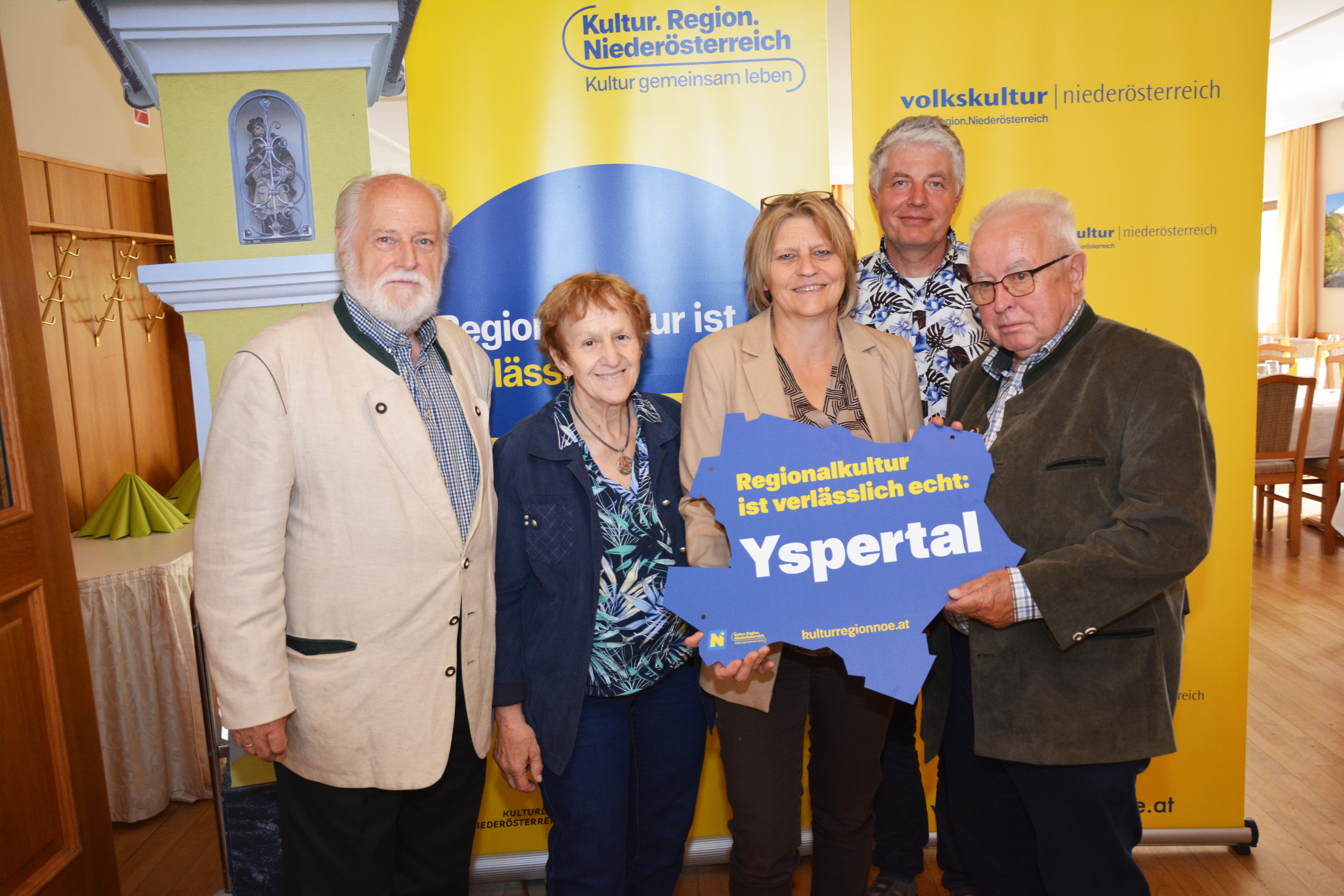 Redakteurstreffen am 13.6.2026 in Altenmarkt im Yspertal: Yspertal mit der Plakatte "Regionalkultur verlässlich echt" ausgezeichnet. Im Bild vom Kulturverein Yspertal Obmannstv. Karlheinz Fiedler, Anna Steinkellner, Bürgermeisterin Veronika Schroll, Reinhard Karl und Obmann Johann Pichler.