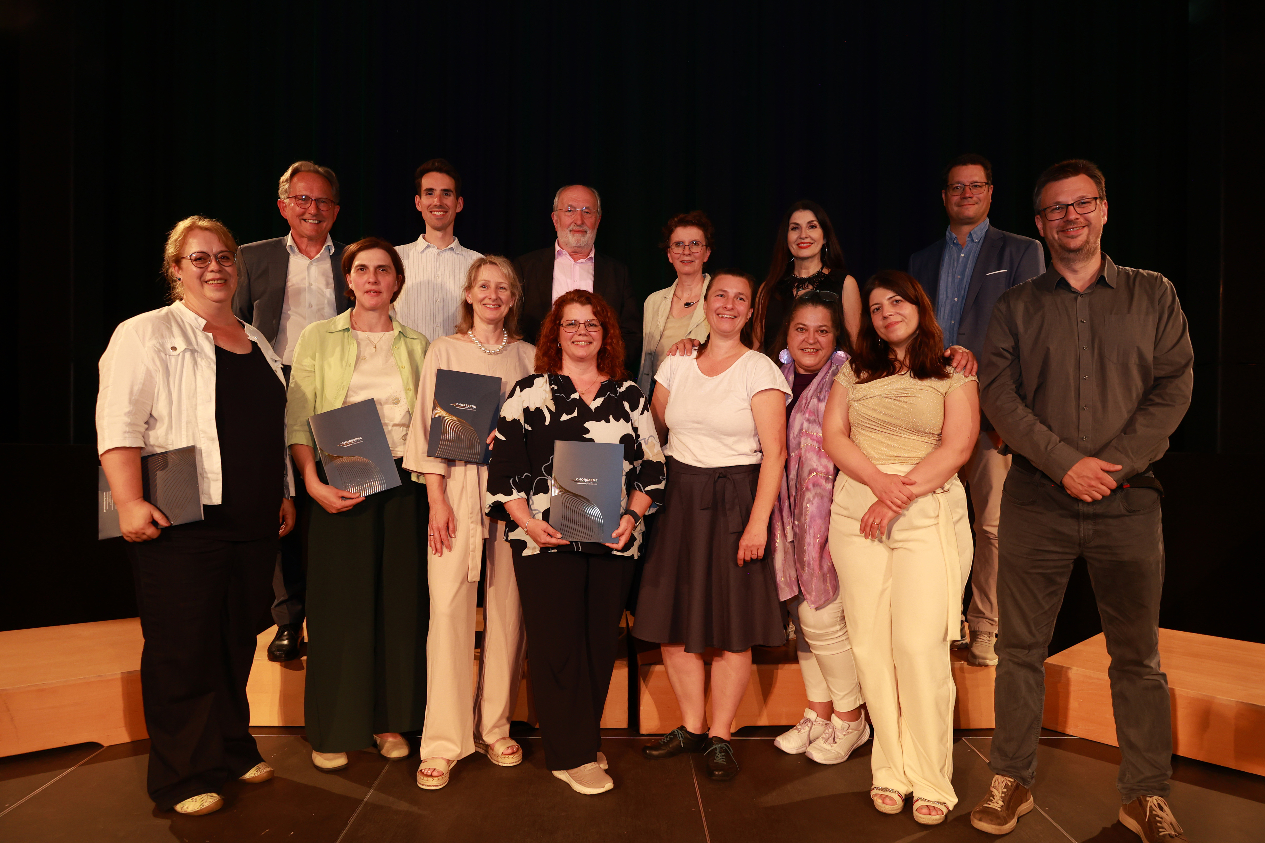 Absolventen aus dem Bezirk Tulln: Astrid Czerny, Birgit Knell, Heidi Sampt-Piribauer, Sonja Kreuzinger, kinder & jugend.chor.leiten, Barbara Recheis, Eva Fehringer, Fiona Kremshuber, chor.leiten intenso, und Christian Müller, chor.leiten bravura. Zweite Reihe: Erhard Mann, Simon Erasimus, Erwin Ortner, Ulrike Weidinger, Monika Ballwein, Michael Grohotolsky.