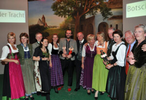 Botschafter der Tracht 2010: Gexi und Anna Tostmann sowie Andreas Kronthaler, Martina Pühringer „Botschafter der Tracht“, Veranstaltung im Palais Niederösterreich am 24. März 2010