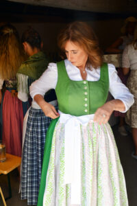 Ein neues Dirndl zu finden, war nicht schwer bei der Trachtenbörse in Radlbrunn.