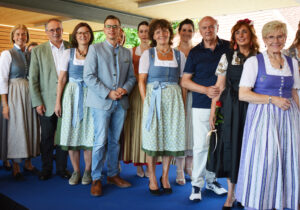 Standortleiterin im Brandlhof Doris Buchmann, Landtagsabgeordneter Richard Hogl, Bürgermeisterin von Heldenberg Irmtraud Traxler, Bürgermeister von Ziersdorf Stefan Schröter, Vizebürgermeisterin Waldtraud Kronawetter (alle drei in der Schmidataler Tracht), Landeshauptmann a.D. Erwin Pröll, Designerin Irene Kral-Novak und Marianne Lembacher nach der Trachtenmodenschau.