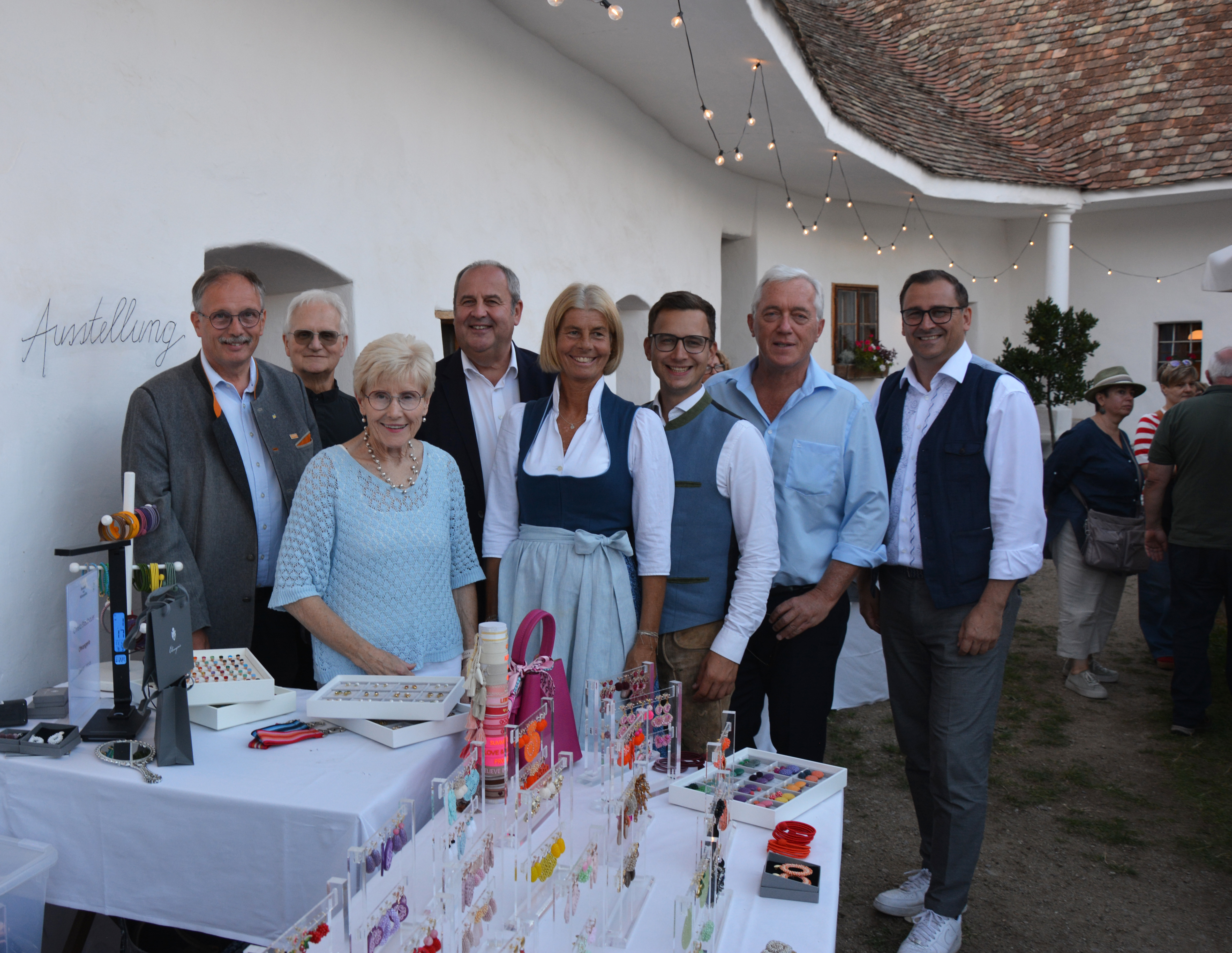Handwerk unter Sternen im Brandlhof: Landtagsabgeordneter Richard Hogl, Pfarrer Pater Edmund Tanzer, Marianne Lembacher, Josef Pröll, Standortleiterin Doris Buchmann, Bürgermeister Stefan Schröter, Kultur.Region.Niederösterreich-Holdinggeschäftsführer Martin Lammerhuber und Volkskultur Niederösterreich-Geschäftsführer Harald Froschauer.
