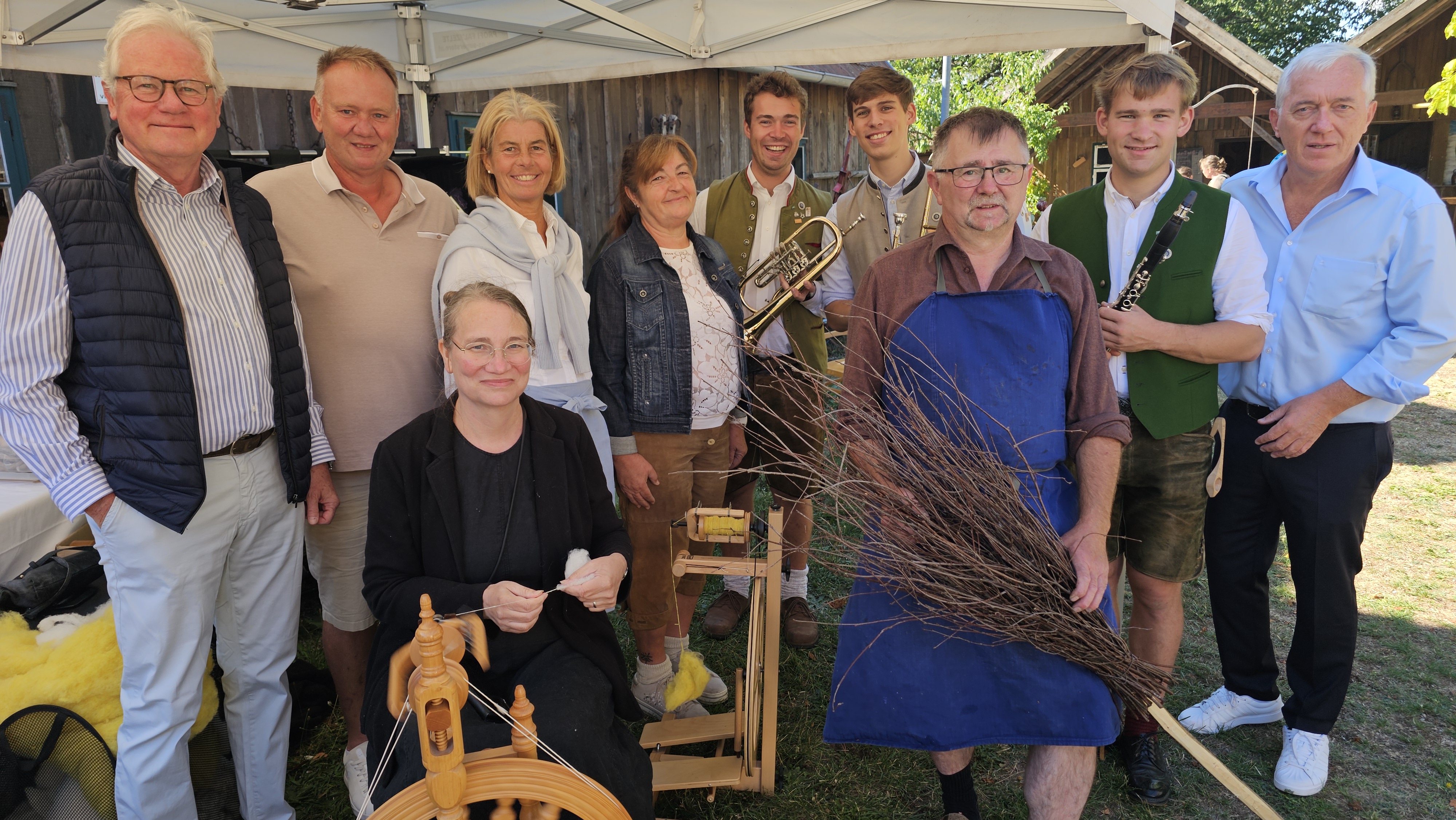 Beim Handwerkstag im Handwerksmuseum in St. Leonhard am Hornerwald am 6.9.2026: Hubert Schultes, Vizebürgermeister Gerhard Steiner, Doris Buchmann, Volkskultur Niederösterreich, Obfrau des Museumsvereins Marianne Steiner, das Ensemble H3 und Martin Lammerhuber, Holdinggeschäftsführer der Kultur.Region.Niederösterreich. Im Vordergrund die Spinnerin Christine Söllner und der Besenbinder Sepp Wahlmüller.