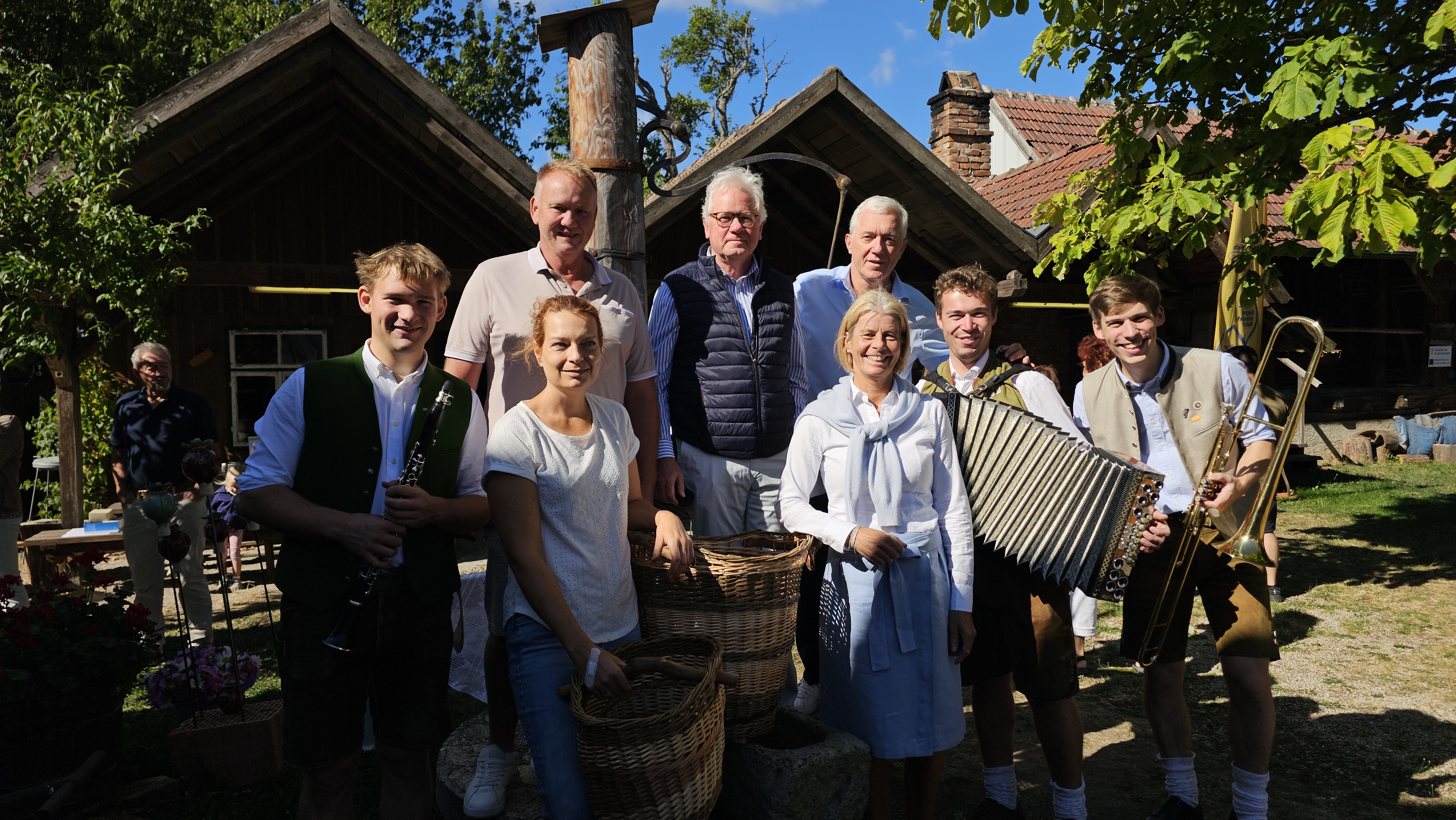 Vizebürgermeister Gerhard Steiner, Korbflechterin Astrid Stritzl, Hubert Schultes, Vorsitzender der Kultur.Region.Niederösterreich-Privatstiftung, Martin Lammerhuber, Holdinggeschäftsführer der Kultur.Region.Niederösterreich, Doris Buchmann, Volkskultur Niederösterreich und das Ensemble H3