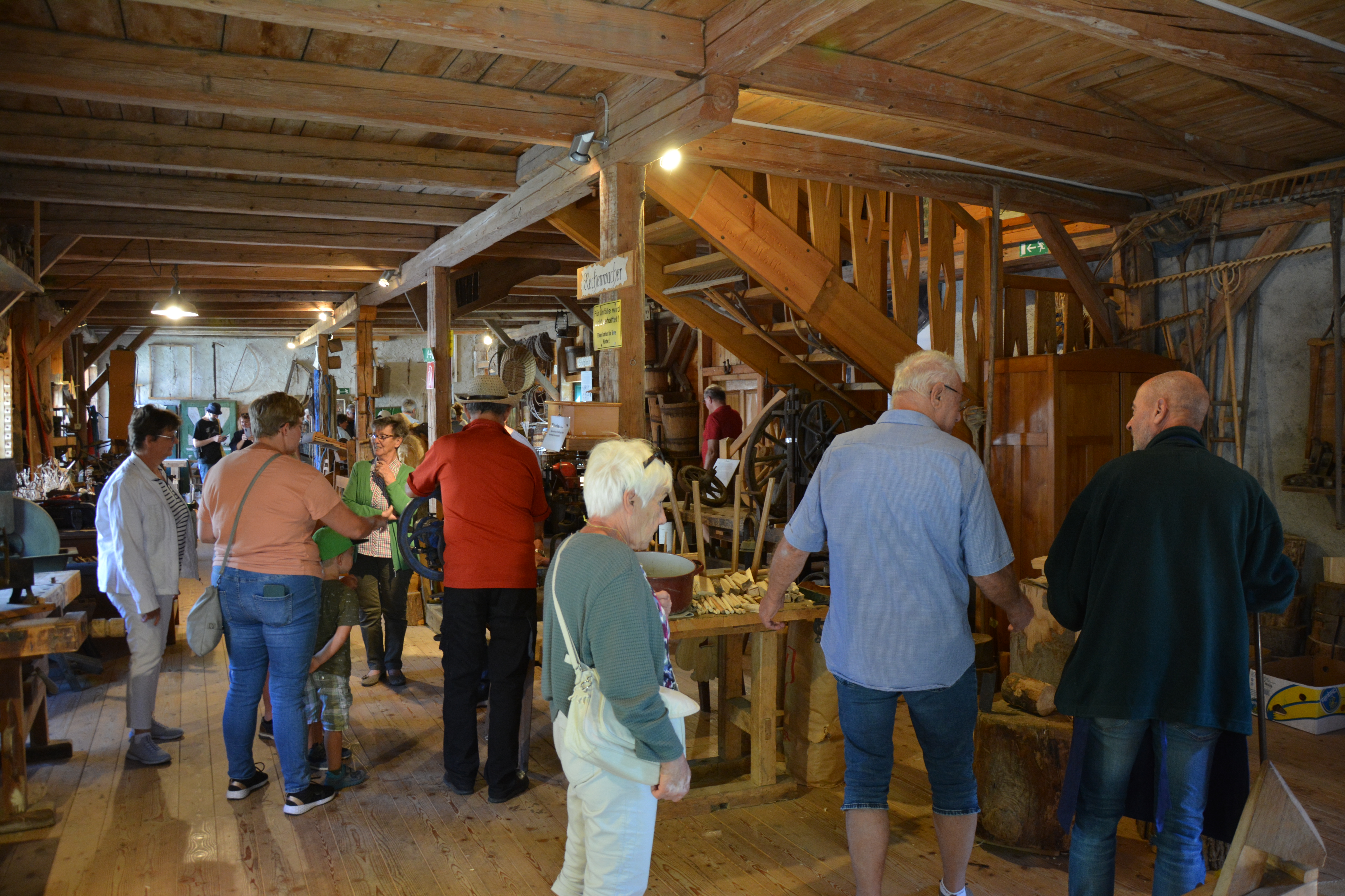 In den Ausstellungsräumen herrschte großer Andrang bei den Schauhandwerkerinnen und Schauhandwerkern.