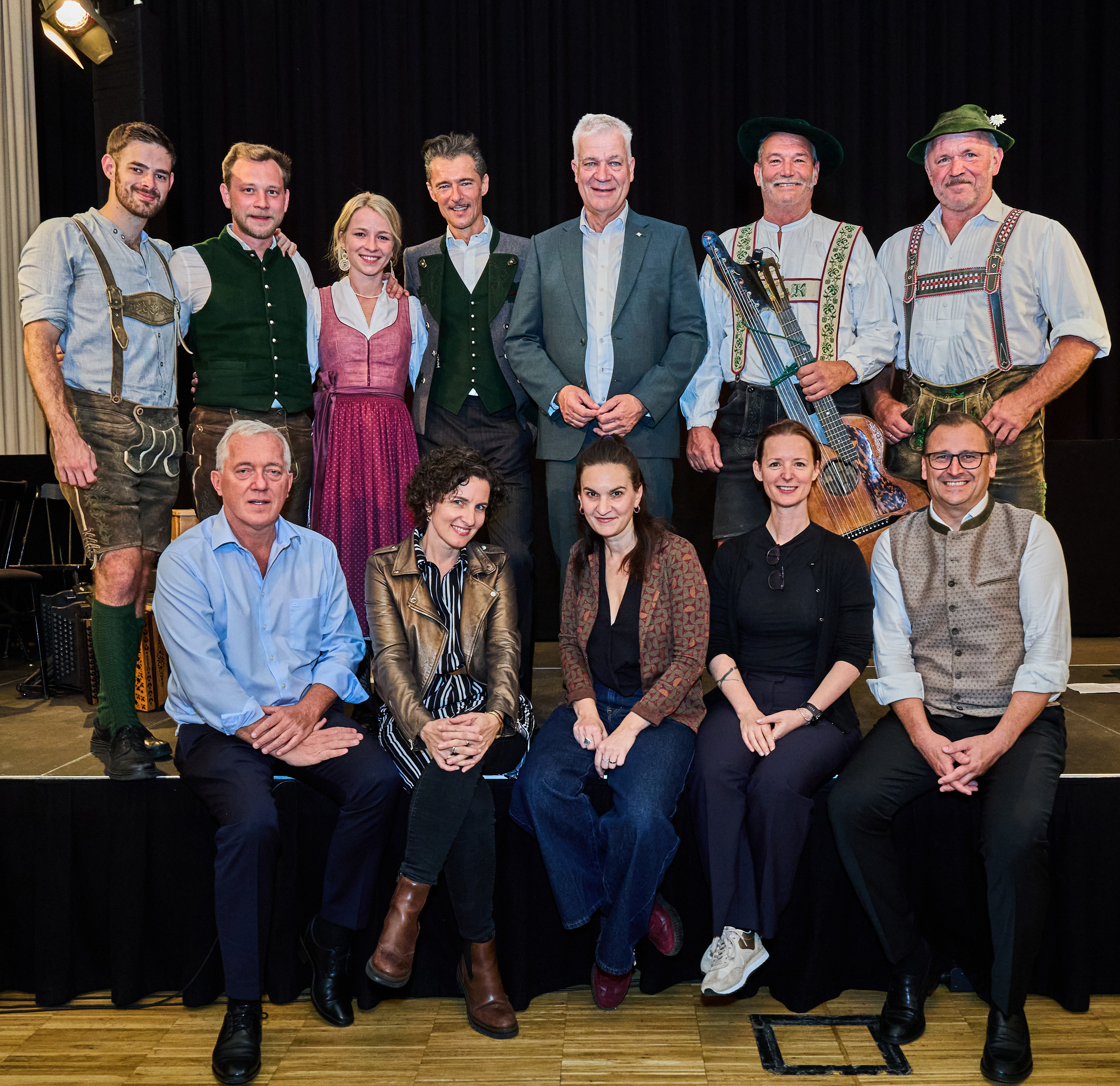 Marcel Mölschl, Andreas und Johanna Jamnik vom Hecki Trio, Herbert Pixner, Landesrat Anton Kasser und die legendären bayrischen Musikanten Christoph Kriner und Toni Hornsteiner. 1. Reihe: Martin Lammerhuber, Holdinggeschäftsführer der Kultur.Region.Niederösterreich, Christine und Veronika Schick von den Schick Sisters, die neue Musikschulleiterin in Krems Maria Dorn und Harald Froschauer, Geschäftsführer der Volkskultur Niederösterreich.