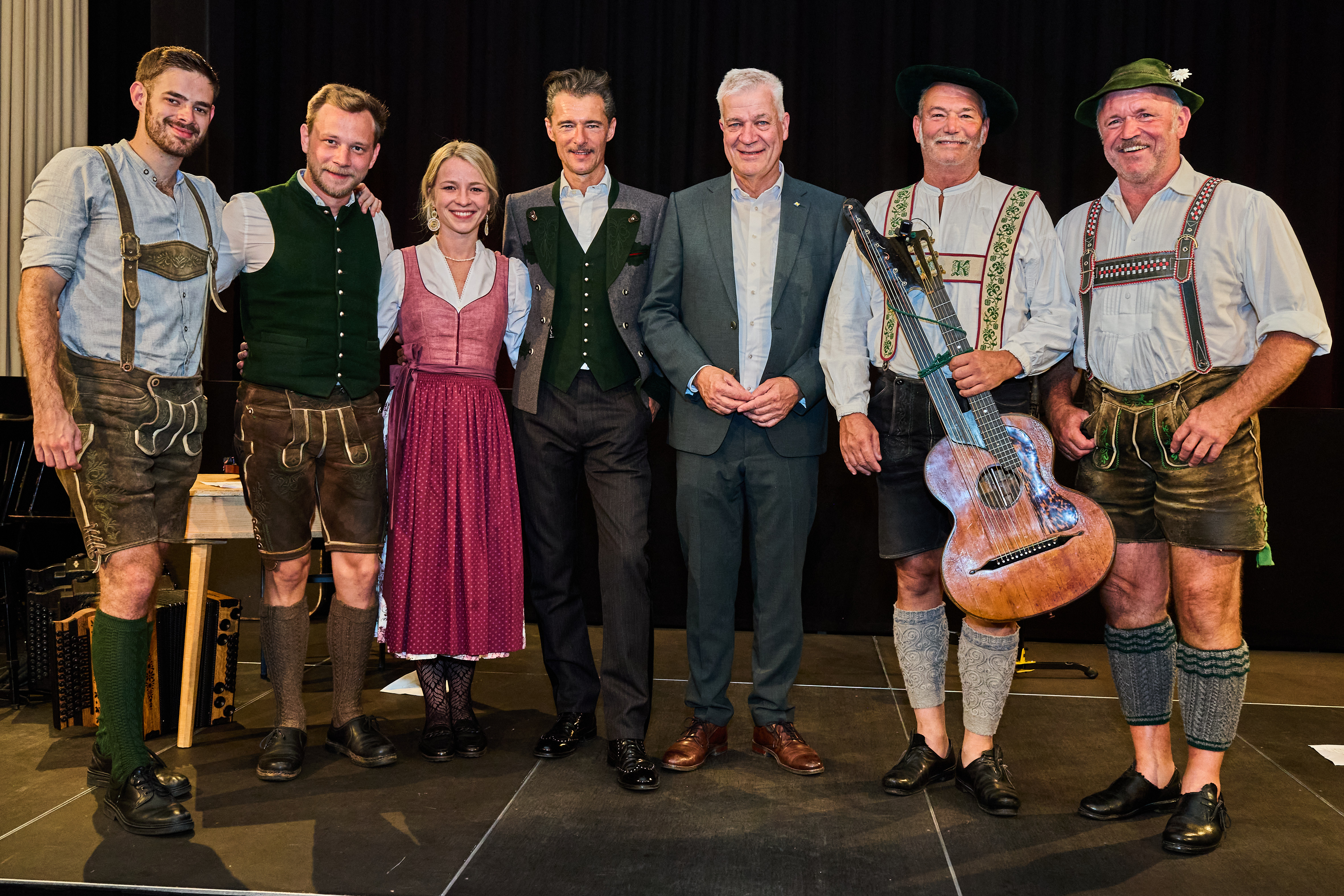 Marcel Mölschl, Andreas und Johanna Jamnik vom Hecki Trio, Herbert Pixner, Landesrat Anton Kasser und die legendären bayrischen Musikanten Christoph Kriner und Toni Hornsteiner.