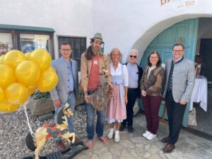 Beim Kinder-Handwerksmarkt der Volkskultur Niederösterreich: Bürgermeister von Ziersdorf Stefan Schröter, Kupferspengler Lukas Hintersteiner, Stanortleiterin Doris Buchmann, Pfarrer Pater Edmund Tanzer, Bürgermeisterin von Heldenberg Irmtraud Traxler und Geschäftsführer der Volkskultur Niederösterreich Harald Froschauer.