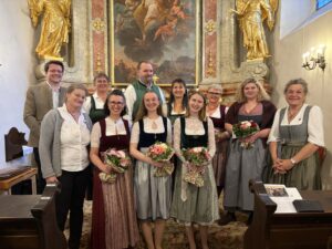 Organist Johannes Zeinler, Eva Zeindl, Volkskultur Niederösterreich, (zweite Reihe:) Martina Hirnschall, Harald Mössler und Martina Wurz von der Engelholzmusi, (erste Reihe:) Andrea, Veronika und Katharina Tauber, Michaela Ströger-Knöpfl und Pia Ströger sowie die Bürgermeisterin von Atzenbrugg Beate Jilch.
